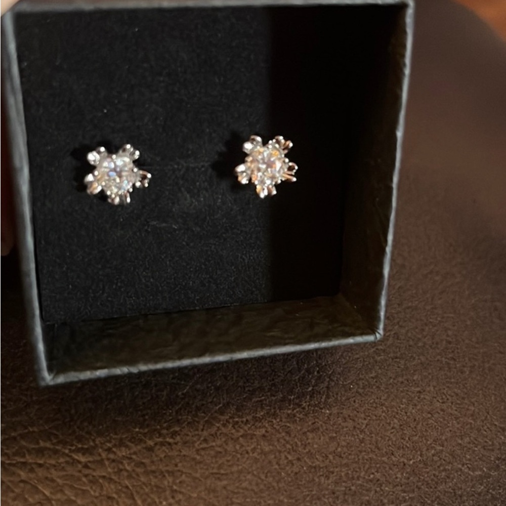 New in Box 1ct Mossanite Diamond Earrings Retail: $200